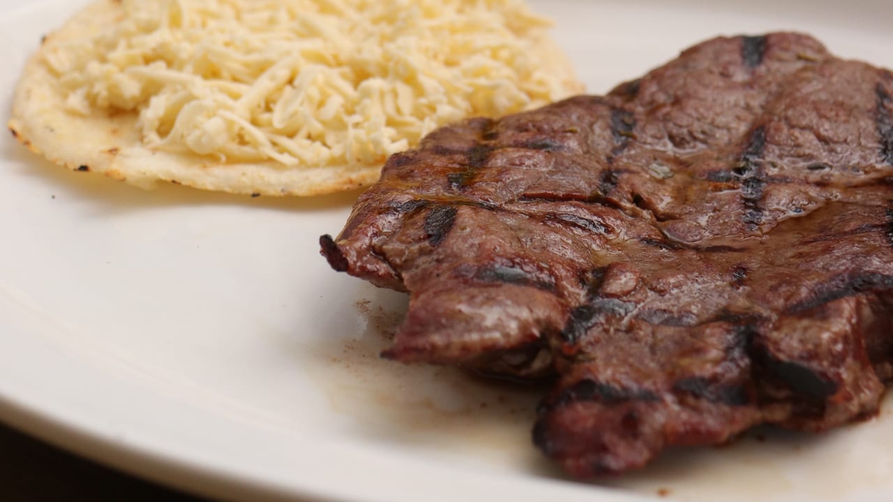 Desayuno Mi Tierra · carne asada con arepa paisa y queso campesino