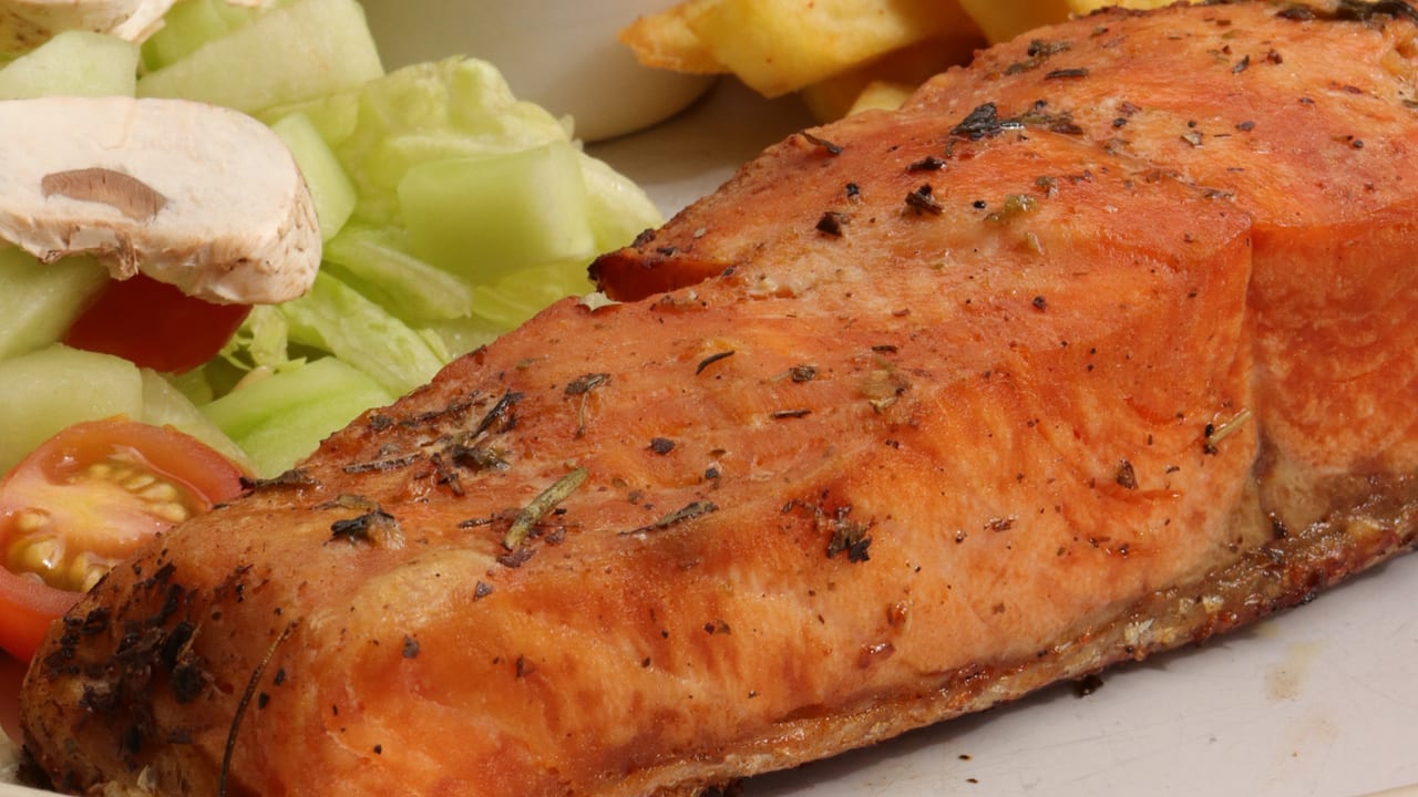 Salmón Al Vuelo · arroz, papas, aguacate y salsa de maracuyá